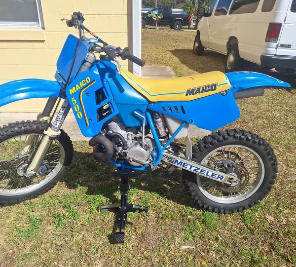 Off-road bike with Metzeler tires